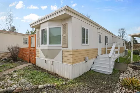 111 Briarwood Way, Grants Pass, OR 97526