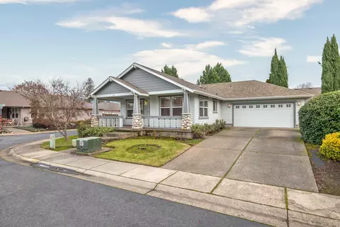 913 Schaefers Ln, Grants Pass, OR 97526