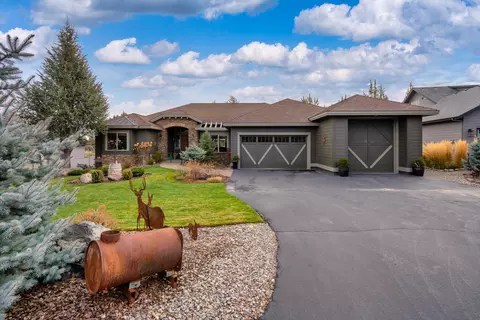 910 Cinnamon Teal Dr, Redmond, OR 97756