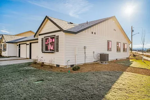 925 SE Starview Ave, Madras, OR 97741