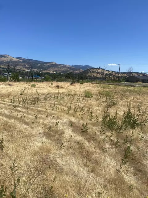 600 N Main St, Phoenix, OR 97535 photo 2