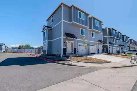 7890 28th St, White City, OR 97503