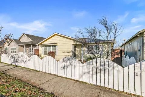 2324 Maple Park Dr, Medford, OR 97501