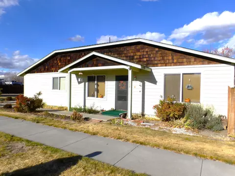 312 NW 21st St, Redmond, OR 97756
