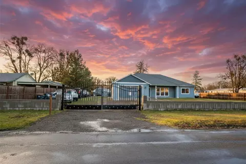 594 W Gregory Rd, Central Point, OR 97502
