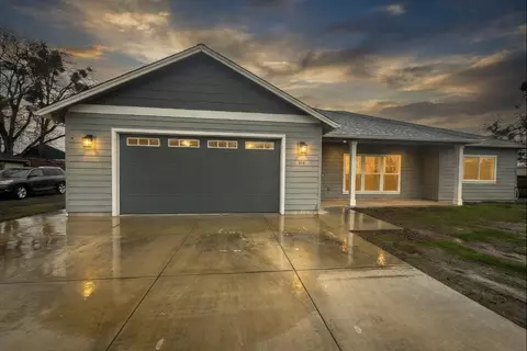 594 W Gregory Rd, Central Point, OR 97502