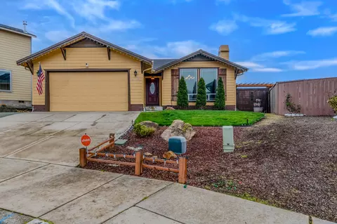 418 Phoenix Hills Dr, Phoenix, OR 97535