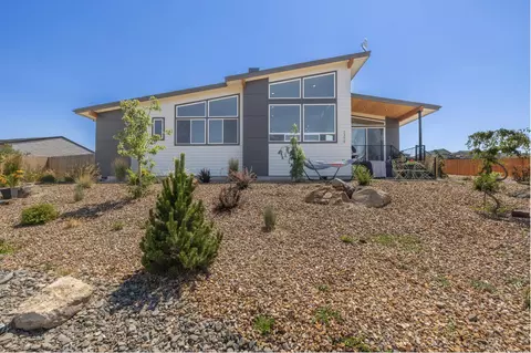 2370 SW Helmholtz Way, Redmond, OR 97756