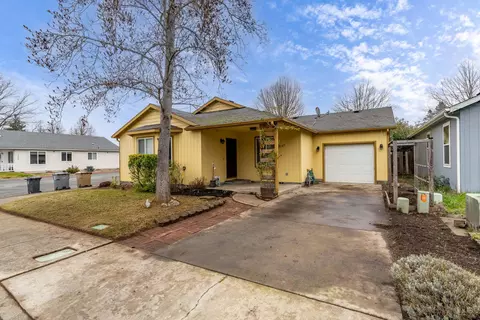 1951 SW Betty Ln, Grants Pass, OR 97526