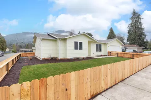 1637 Carnahan Dr, Grants Pass, OR 97527