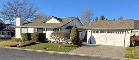 3555 S Village Dr, Medford, OR 97504