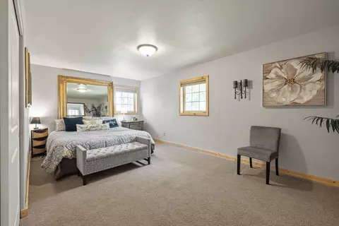 Bedroom - 32486 Modoc Point Rd, Chiloquin, OR 97624 photo 4 of 15