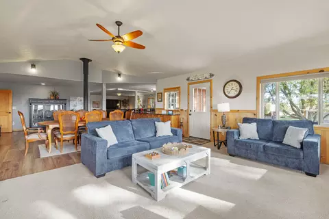Living - 32486 Modoc Point Rd, Chiloquin, OR 97624 photo 4 of 14