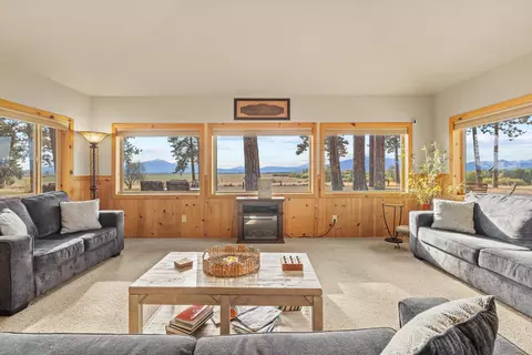 Living - 32486 Modoc Point Rd, Chiloquin, OR 97624 photo 2 of 14