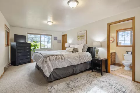 Bedroom - 32486 Modoc Point Rd, Chiloquin, OR 97624 photo 13 of 15