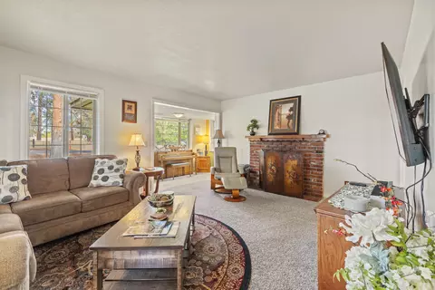Living - 32486 Modoc Point Rd, Chiloquin, OR 97624 photo 11 of 14