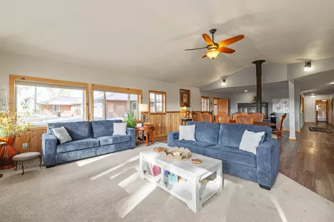 Living - 32486 Modoc Point Rd, Chiloquin, OR 97624 photo 5 of 14