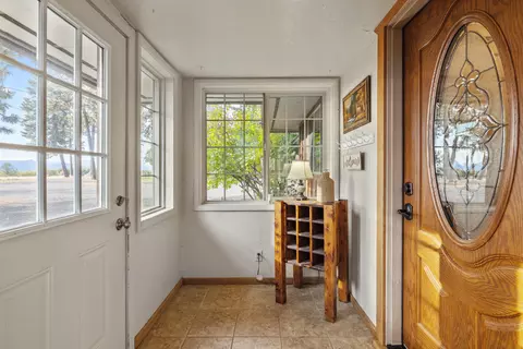Entry Way - 32486 Modoc Point Rd, Chiloquin, OR 97624 photo 3 of 7