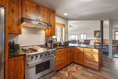 Kitchen - 32486 Modoc Point Rd, Chiloquin, OR 97624 photo 2 of 6