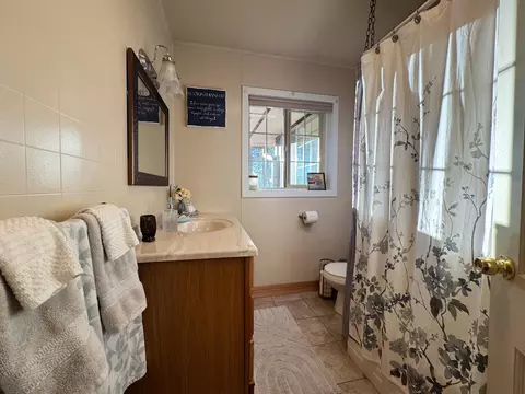 Bath - 32486 Modoc Point Rd, Chiloquin, OR 97624 photo 3 of 6