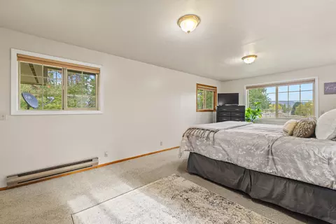 Bedroom - 32486 Modoc Point Rd, Chiloquin, OR 97624 photo 14 of 15
