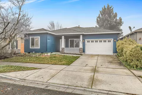 831 Isherwood Dr, Central Point, OR 97502