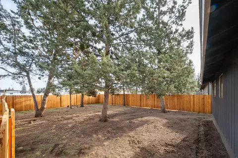 Exterior - 546 SE Centennial St, Bend, OR 97702 photo 6 of 8
