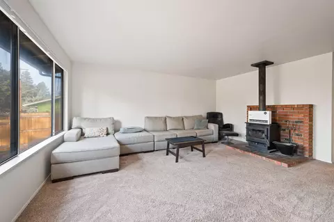 Living - 546 SE Centennial St, Bend, OR 97702 photo 1 of 3