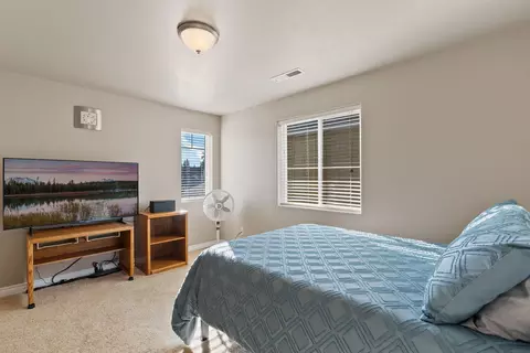 Bedroom - 19556 Sager Loop, Bend, OR 97702 photo 4 of 4