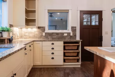 Kitchen - 19085 NW Mt Hood Pl, Bend, OR 97703 photo 4 of 7