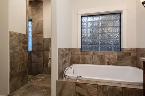 Bath - 19085 NW Mt Hood Pl, Bend, OR 97703 photo 3 of 8