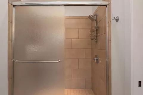 Bath - 19085 NW Mt Hood Pl, Bend, OR 97703 photo 6 of 8