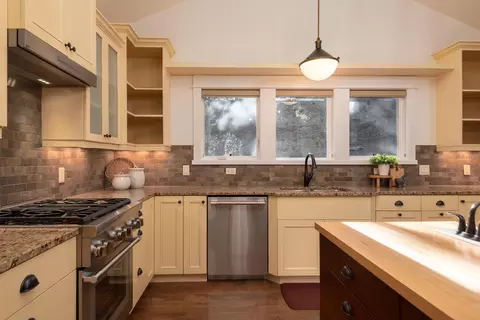 Kitchen - 19085 NW Mt Hood Pl, Bend, OR 97703 photo 5 of 7