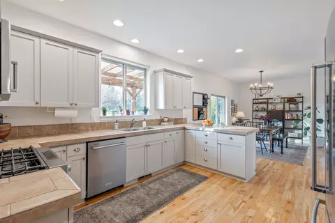 Kitchen - 63471 Stacy Ln, Bend, OR 97701 photo 4 of 4