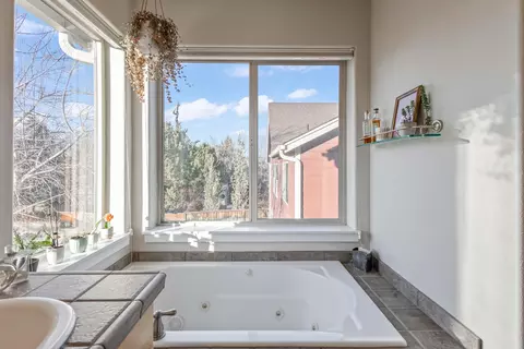 Bath - 63471 Stacy Ln, Bend, OR 97701 photo 4 of 5