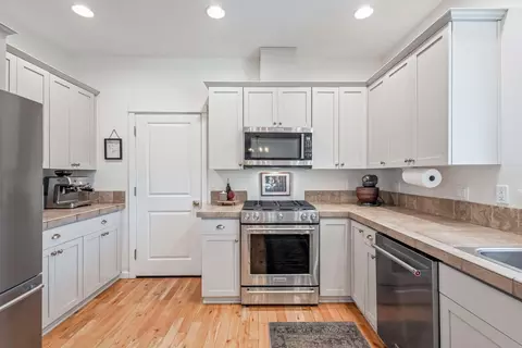 Kitchen - 63471 Stacy Ln, Bend, OR 97701 photo 2 of 4