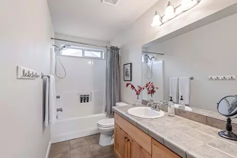 Bath - 63471 Stacy Ln, Bend, OR 97701 photo 5 of 5