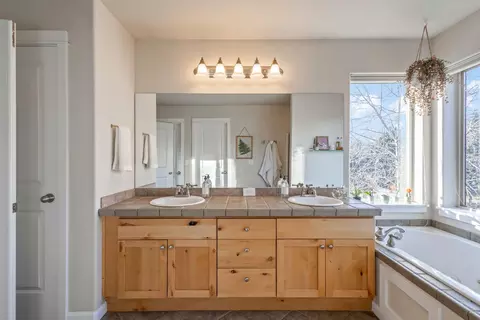 Bath - 63471 Stacy Ln, Bend, OR 97701 photo 3 of 5