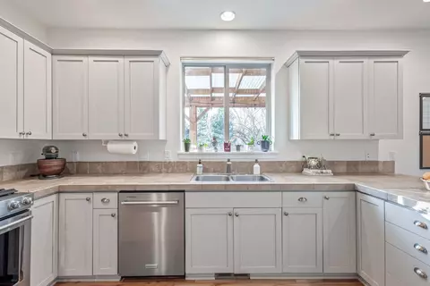 Kitchen - 63471 Stacy Ln, Bend, OR 97701 photo 3 of 4