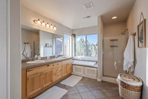 Bath - 63471 Stacy Ln, Bend, OR 97701 photo 2 of 5