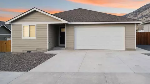 5489 Shalynn Dr, Klamath Falls, OR 97603