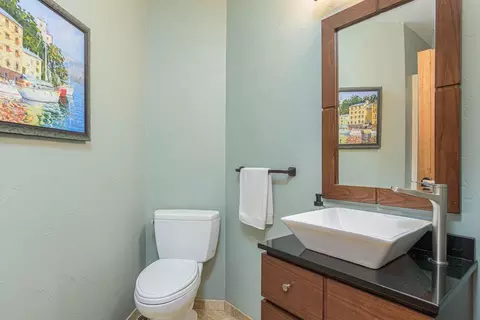 Bath - 1648 NW Summit Dr, Bend, OR 97703 photo 1 of 8