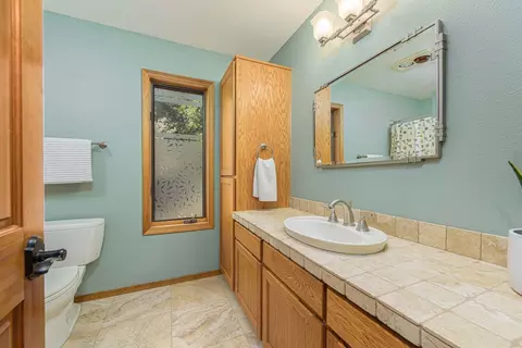 Bath - 1648 NW Summit Dr, Bend, OR 97703 photo 7 of 8
