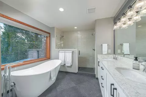 Bath - 1648 NW Summit Dr, Bend, OR 97703 photo 3 of 8