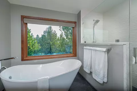 Bath - 1648 NW Summit Dr, Bend, OR 97703 photo 4 of 8