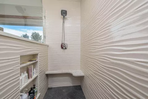 Bath - 1648 NW Summit Dr, Bend, OR 97703 photo 6 of 8