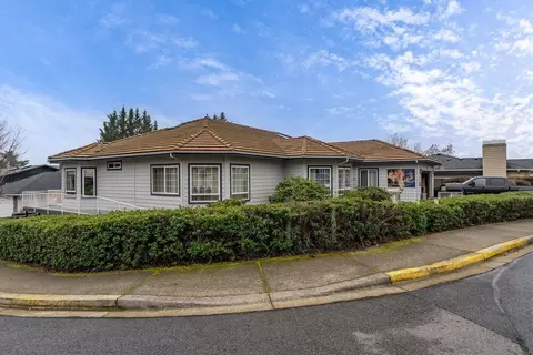 1415 NE Heritage Dr, Grants Pass, OR 97526