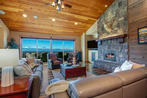 10935 Summit Ridge Ct, Redmond, OR 97756