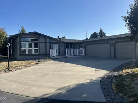 1865 NE 6th St, Redmond, OR 97756