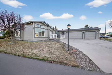 1865 NE 6th St, Redmond, OR 97756